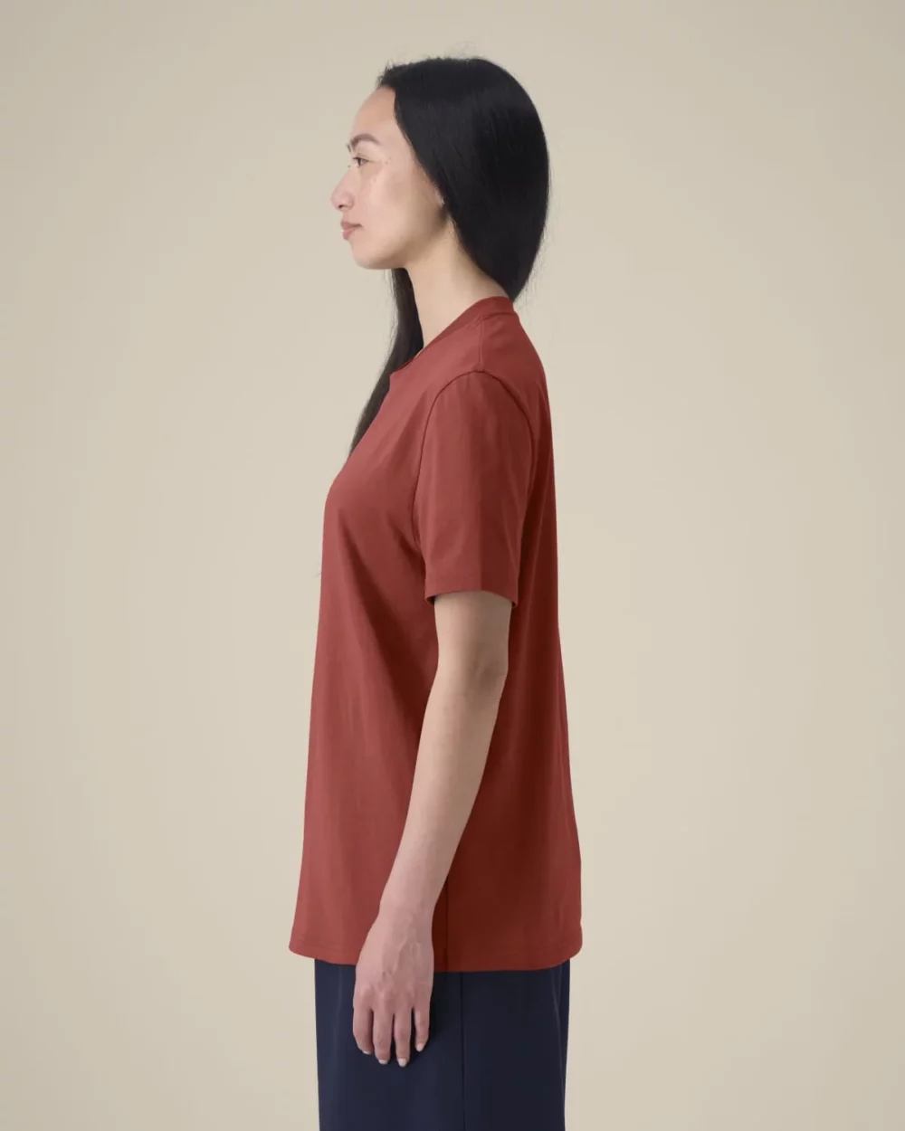T-shirt bio unisexe Creator 2.0 coloris Earthy Red, porté, vue de face