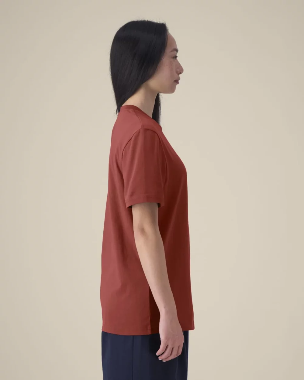 T-shirt bio unisexe Creator 2.0 coloris Earthy Red, porté, vue de face