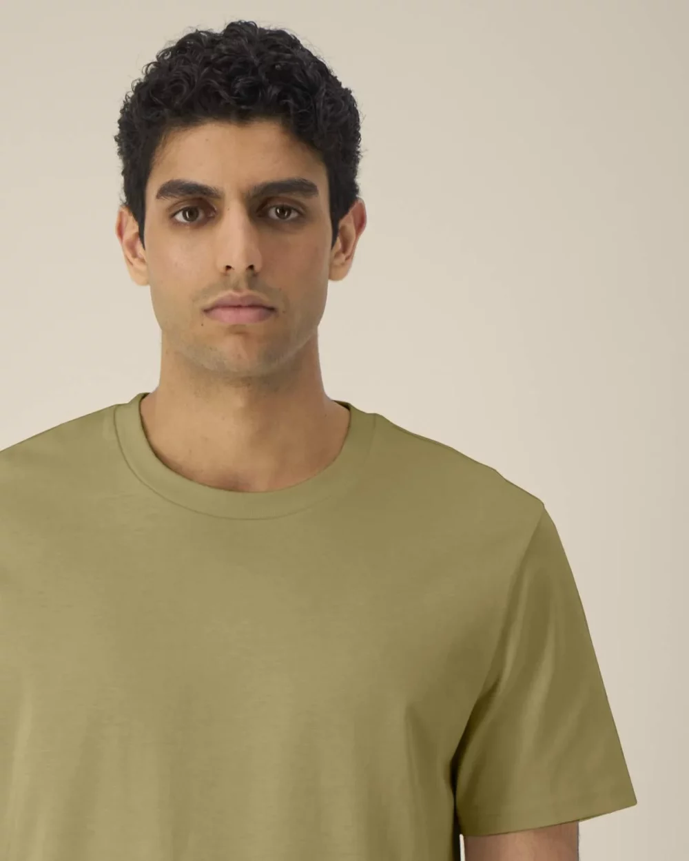 T-shirt bio unisexe Creator 2.0 coloris Faded Olive, détail porté