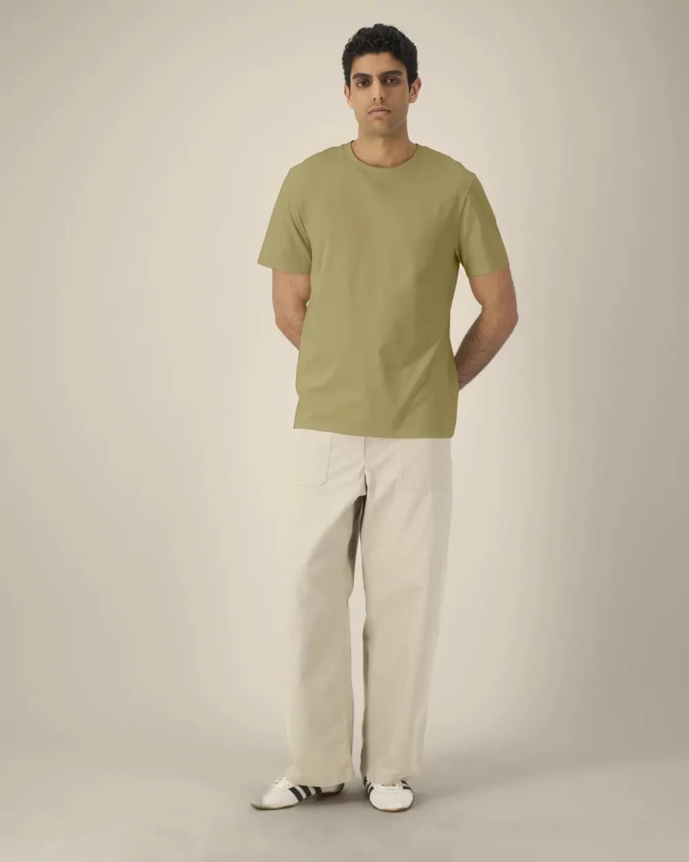 T-shirt bio unisexe Creator 2.0 coloris Faded Olive, porté, vue de face