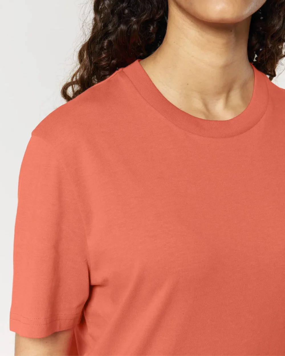 T-shirt bio unisexe Creator 2.0 coloris Fiesta, détail porté