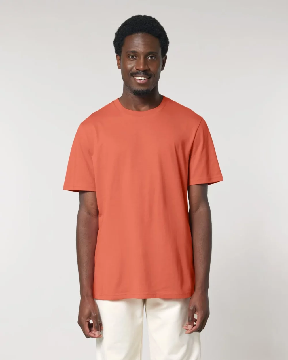 T-shirt bio unisexe Creator 2.0 coloris Fiesta, porté, vue de face