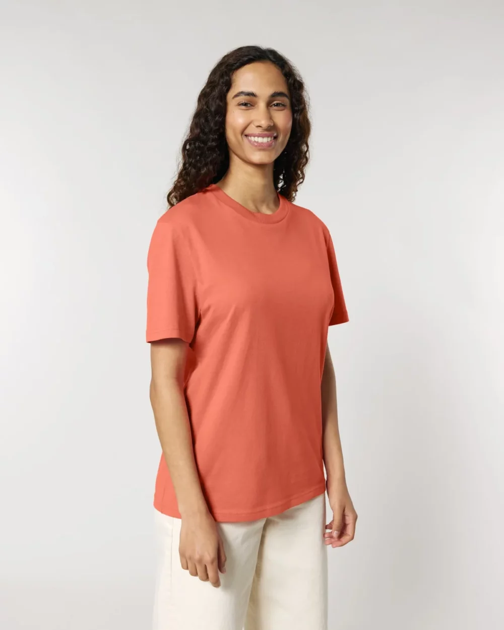T-shirt bio unisexe Creator 2.0 coloris Fiesta, porté, vue de face