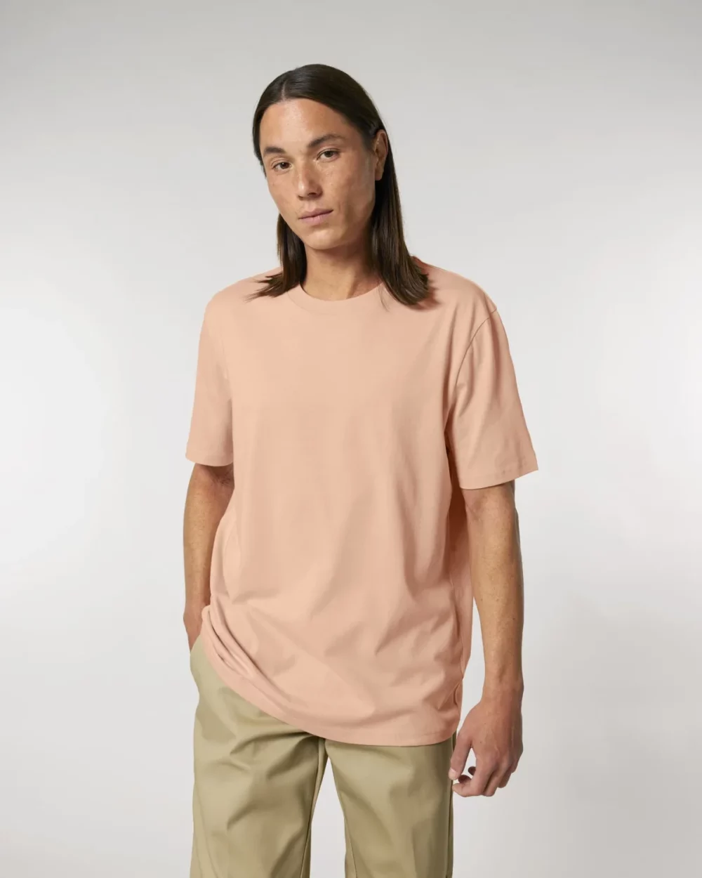 T-shirt bio unisexe Creator 2.0 coloris Fraiche Peche, porté, vue de face