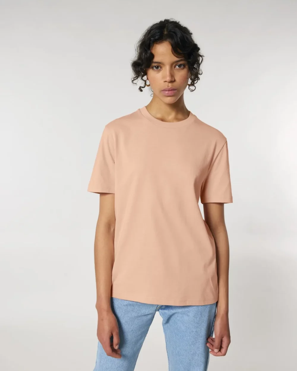 T-shirt bio unisexe Creator 2.0 coloris Fraiche Peche, porté, vue de face