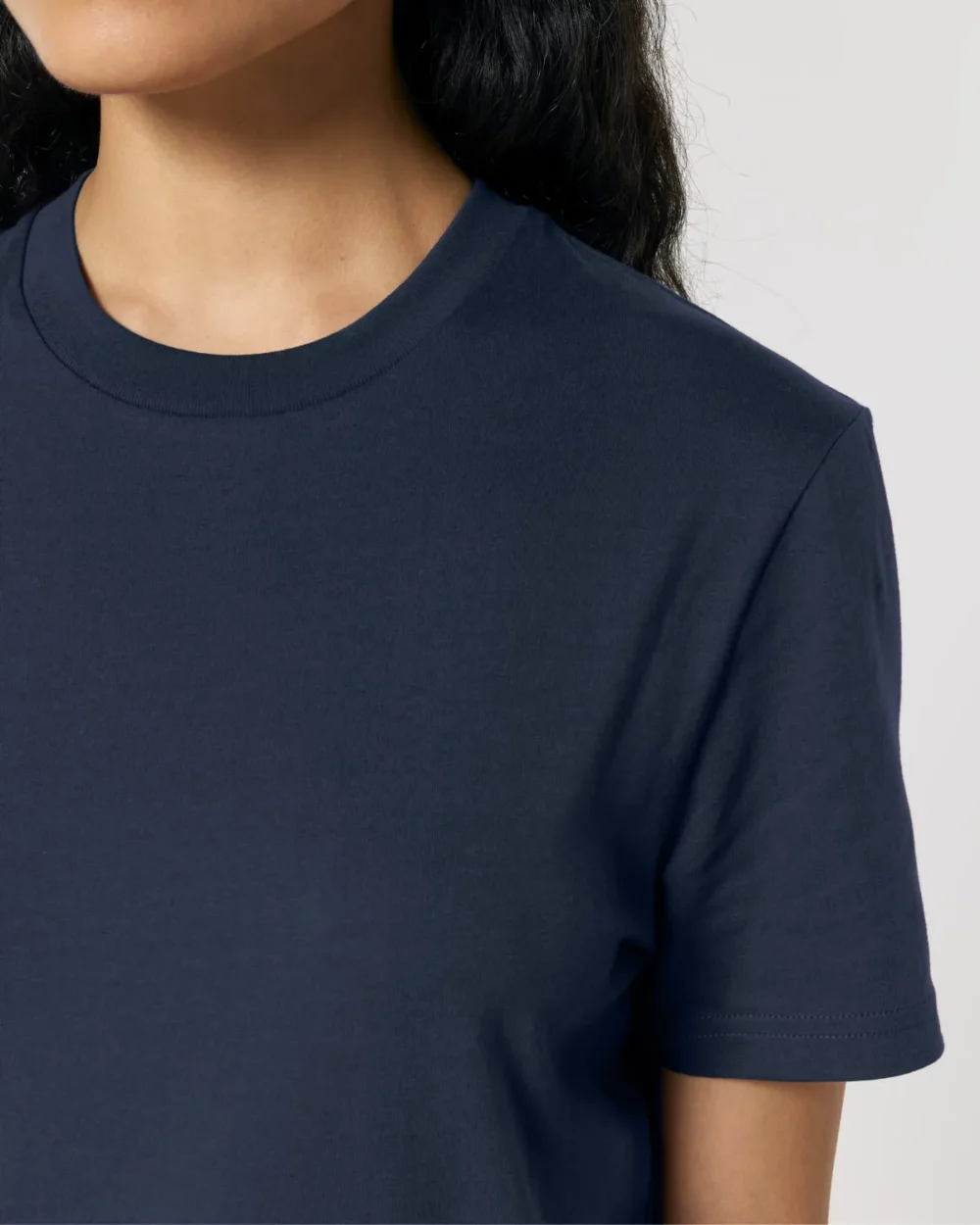 T-shirt bio unisexe Creator 2.0 coloris French Navy, détail porté