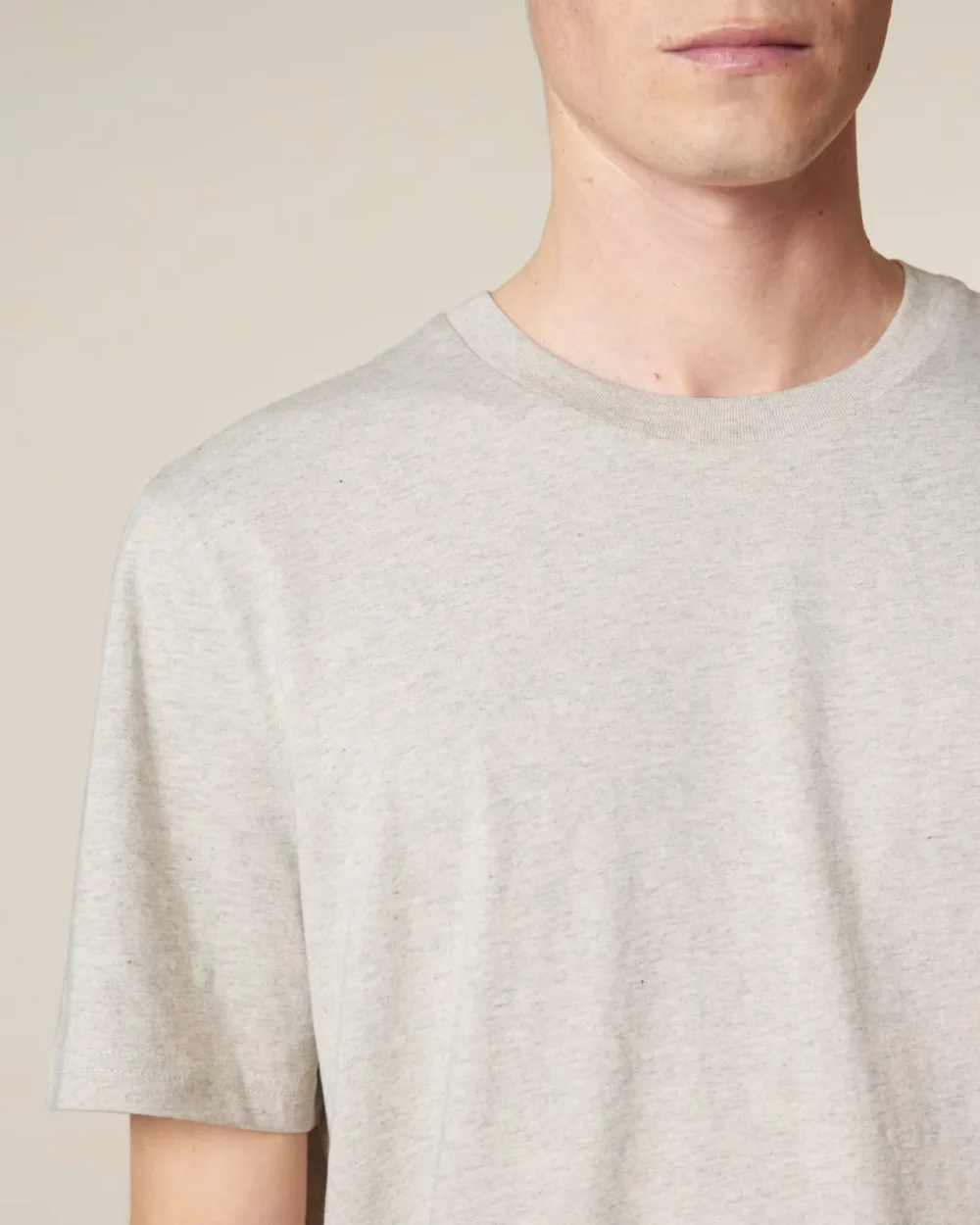 T-shirt bio unisexe Creator 2.0 coloris Heather Haze, détail porté