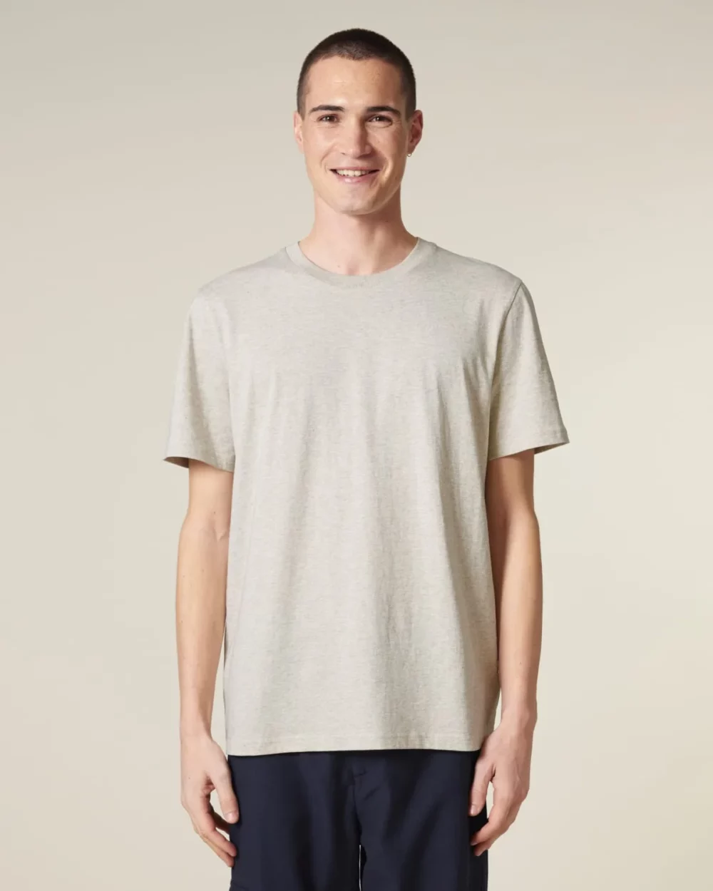 T-shirt bio unisexe Creator 2.0 coloris Heather Haze, porté, vue de face