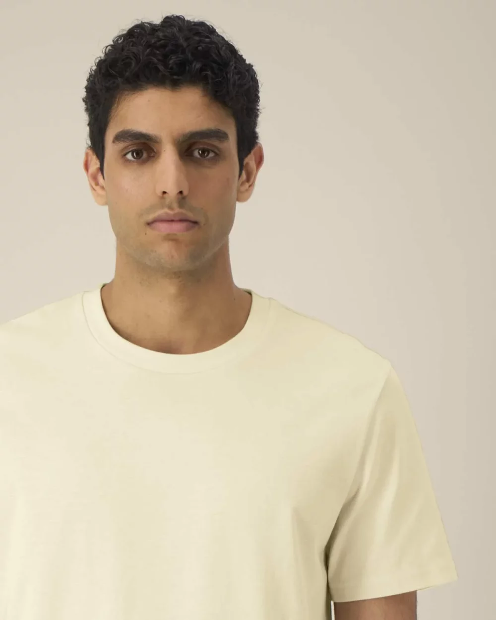 T-shirt bio unisexe Creator 2.0 coloris Honey Paper, détail porté