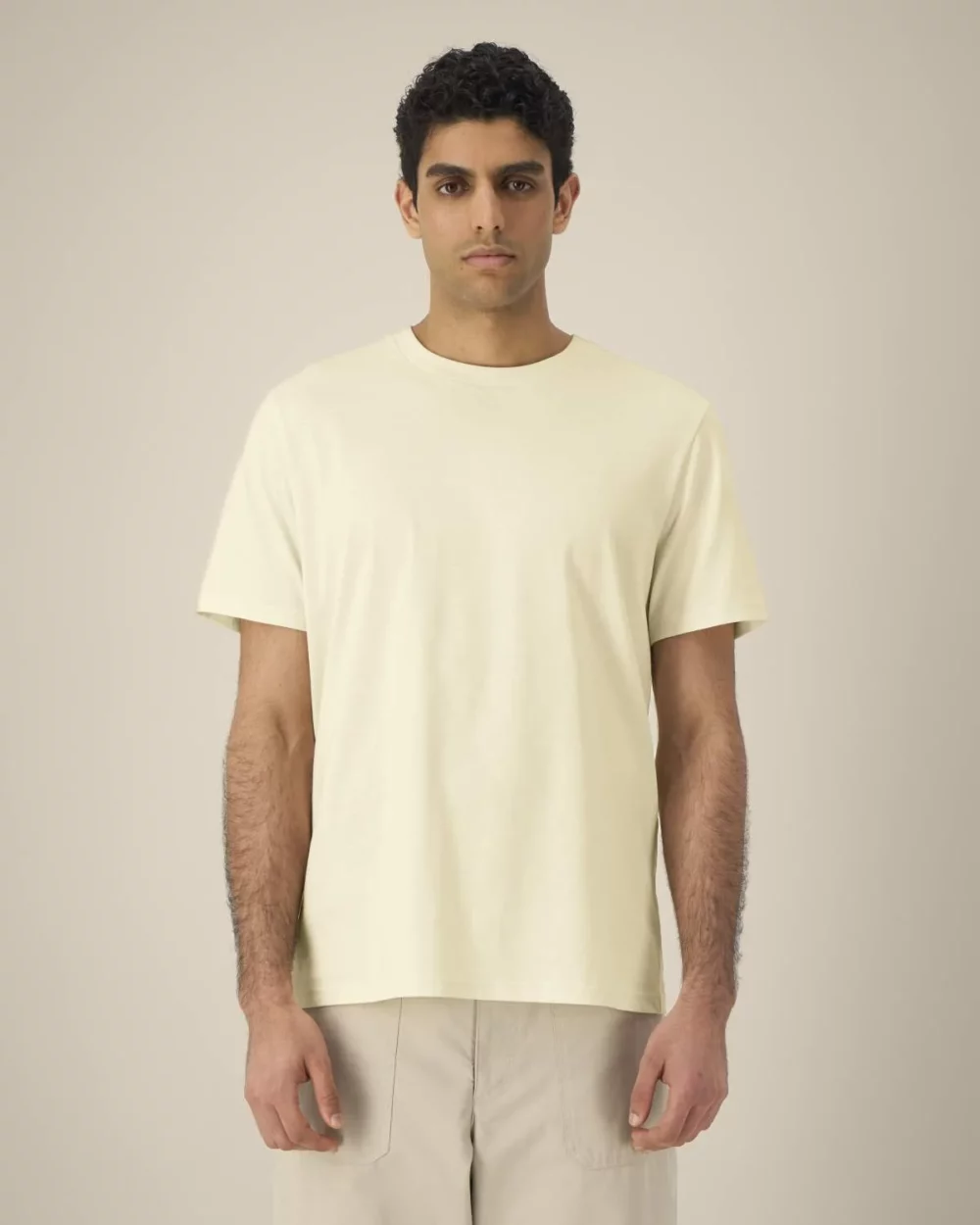 T-shirt bio unisexe Creator 2.0 coloris Honey Paper, porté, vue de face