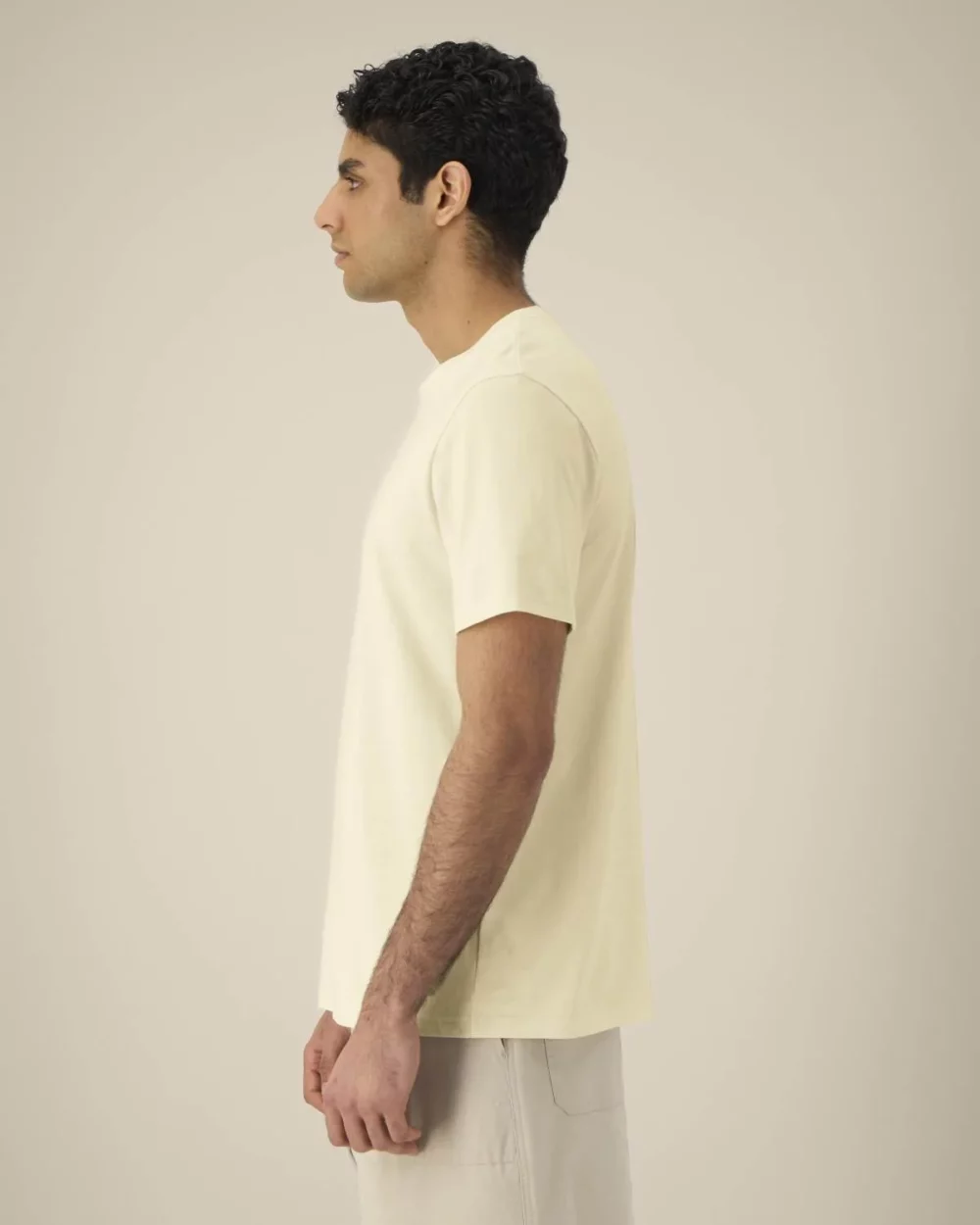 T-shirt bio unisexe Creator 2.0 coloris Honey Paper, porté, vue de face