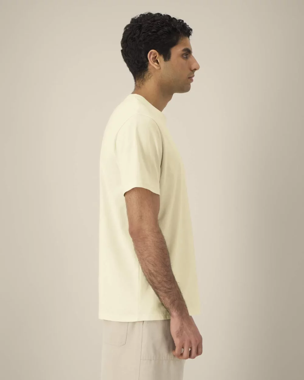 T-shirt bio unisexe Creator 2.0 coloris Honey Paper, porté, vue de face
