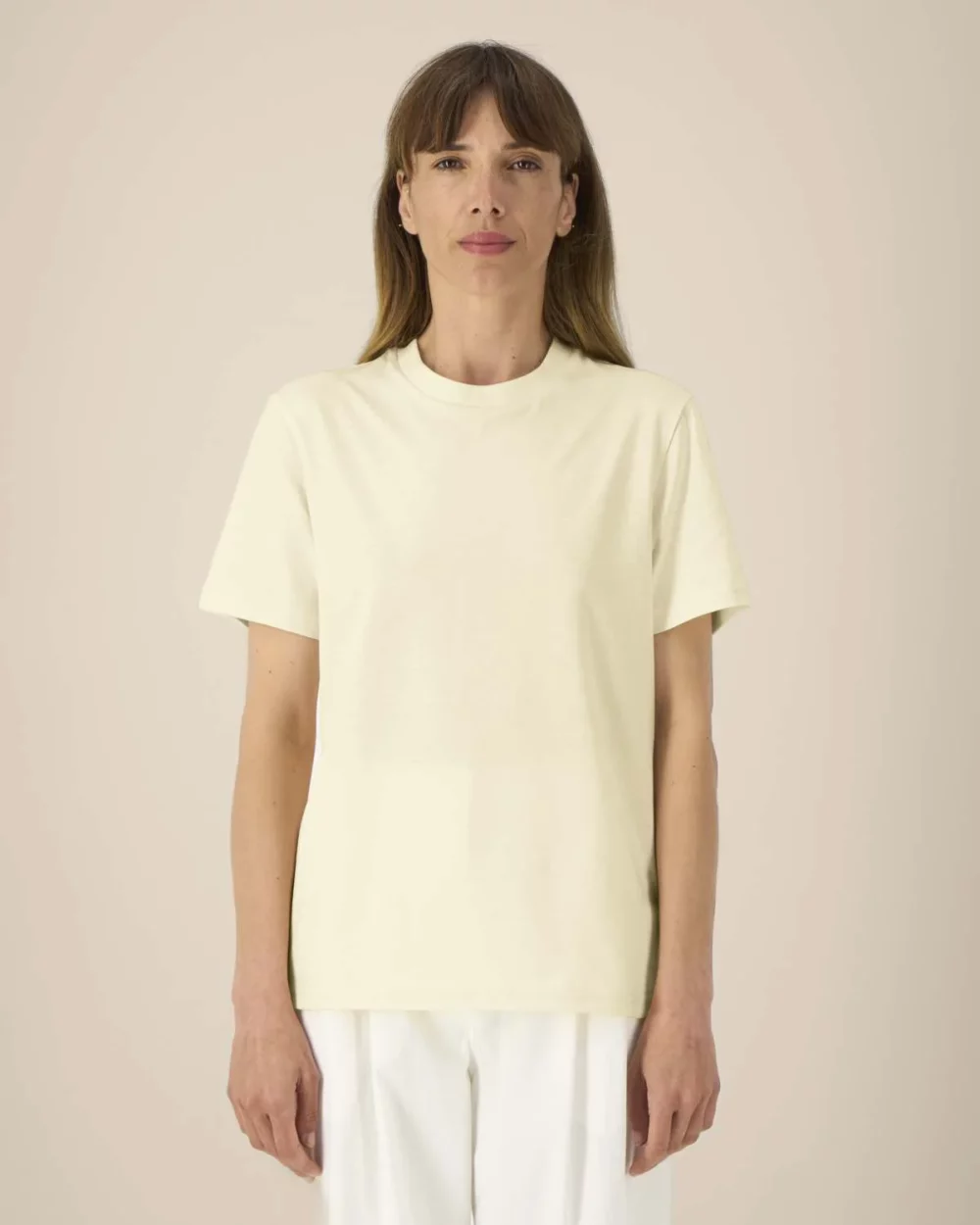 T-shirt bio unisexe Creator 2.0 coloris Honey Paper, porté, vue de face
