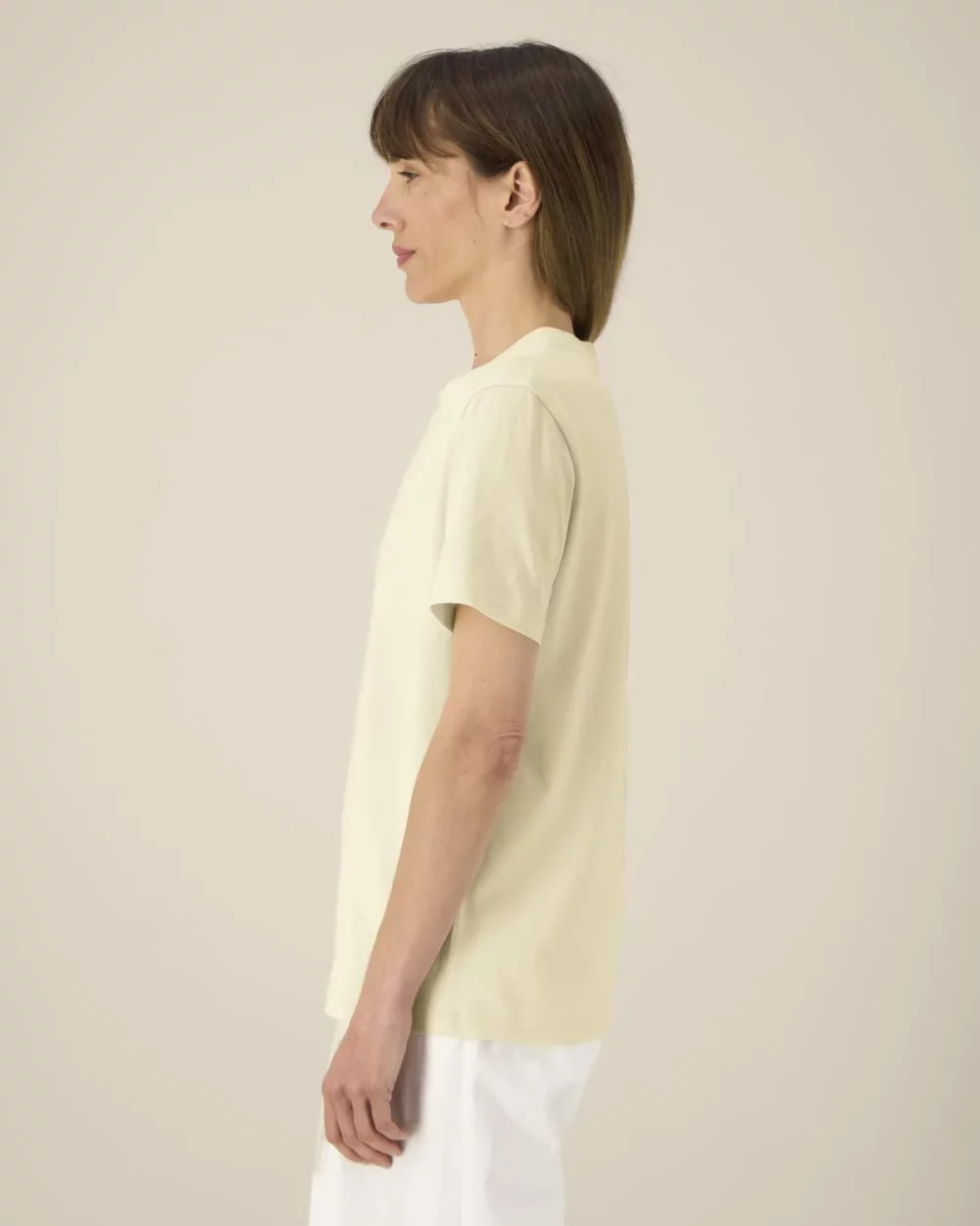 T-shirt bio unisexe Creator 2.0 coloris Honey Paper, porté, vue de face