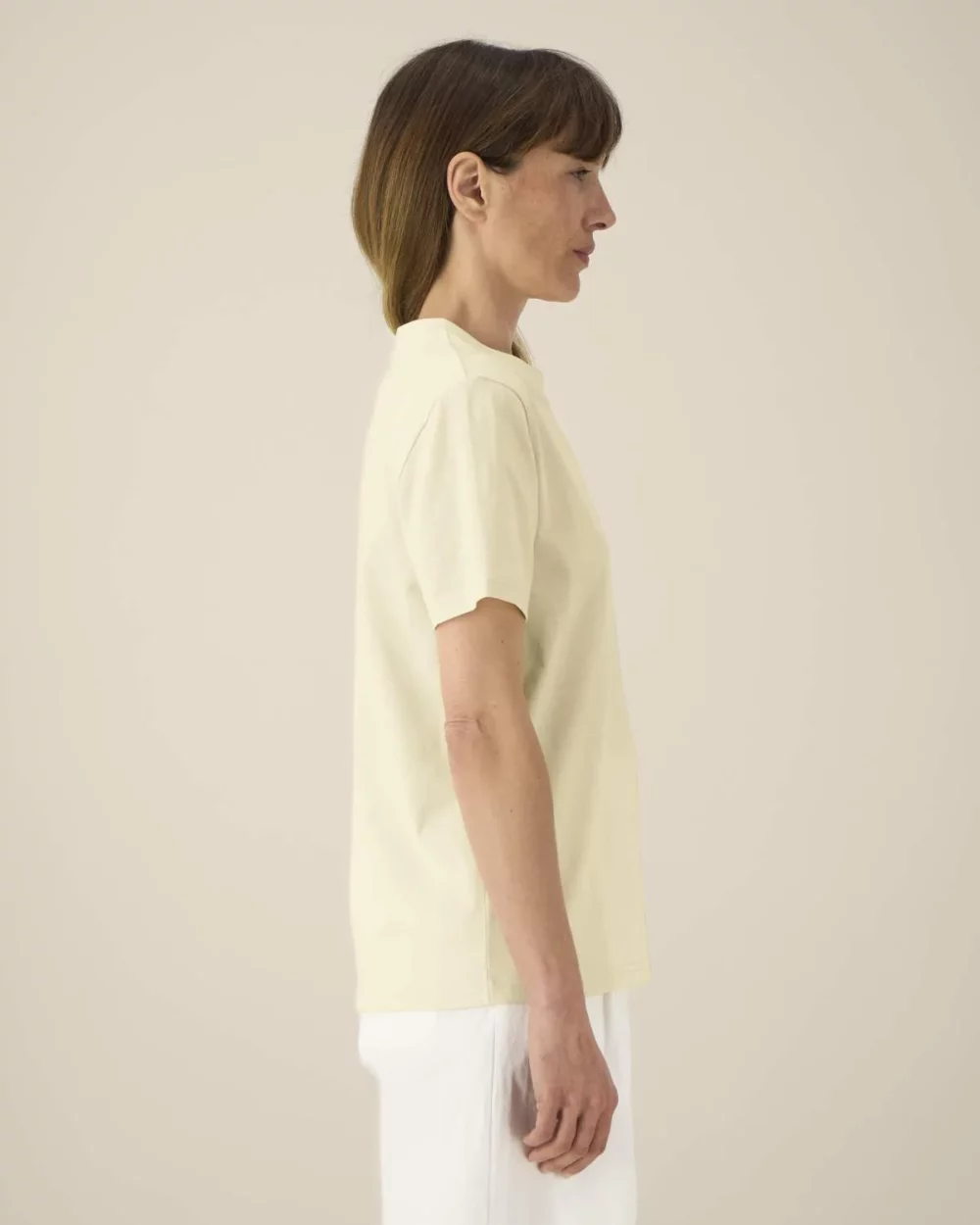 T-shirt bio unisexe Creator 2.0 coloris Honey Paper, porté, vue de face