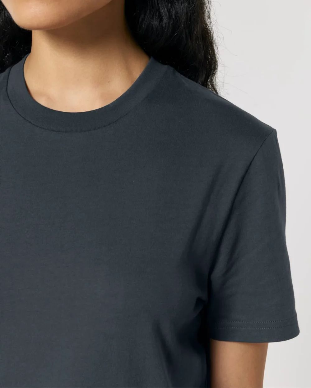 T-shirt bio unisexe Creator 2.0 coloris India Ink Grey, détail porté