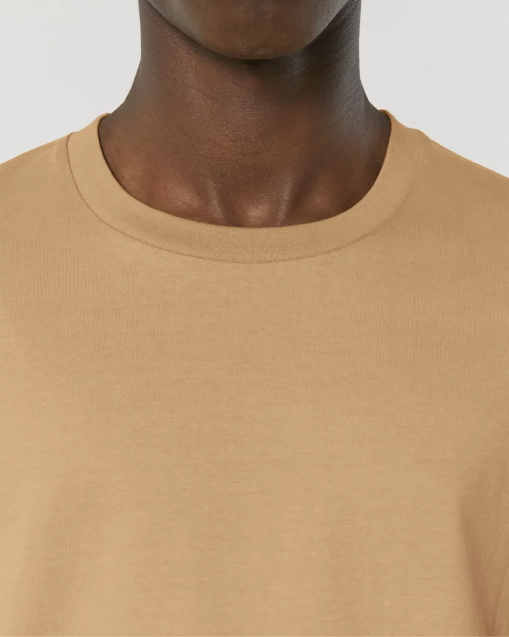 T-shirt bio unisexe Creator 2.0 coloris Latte, détail porté