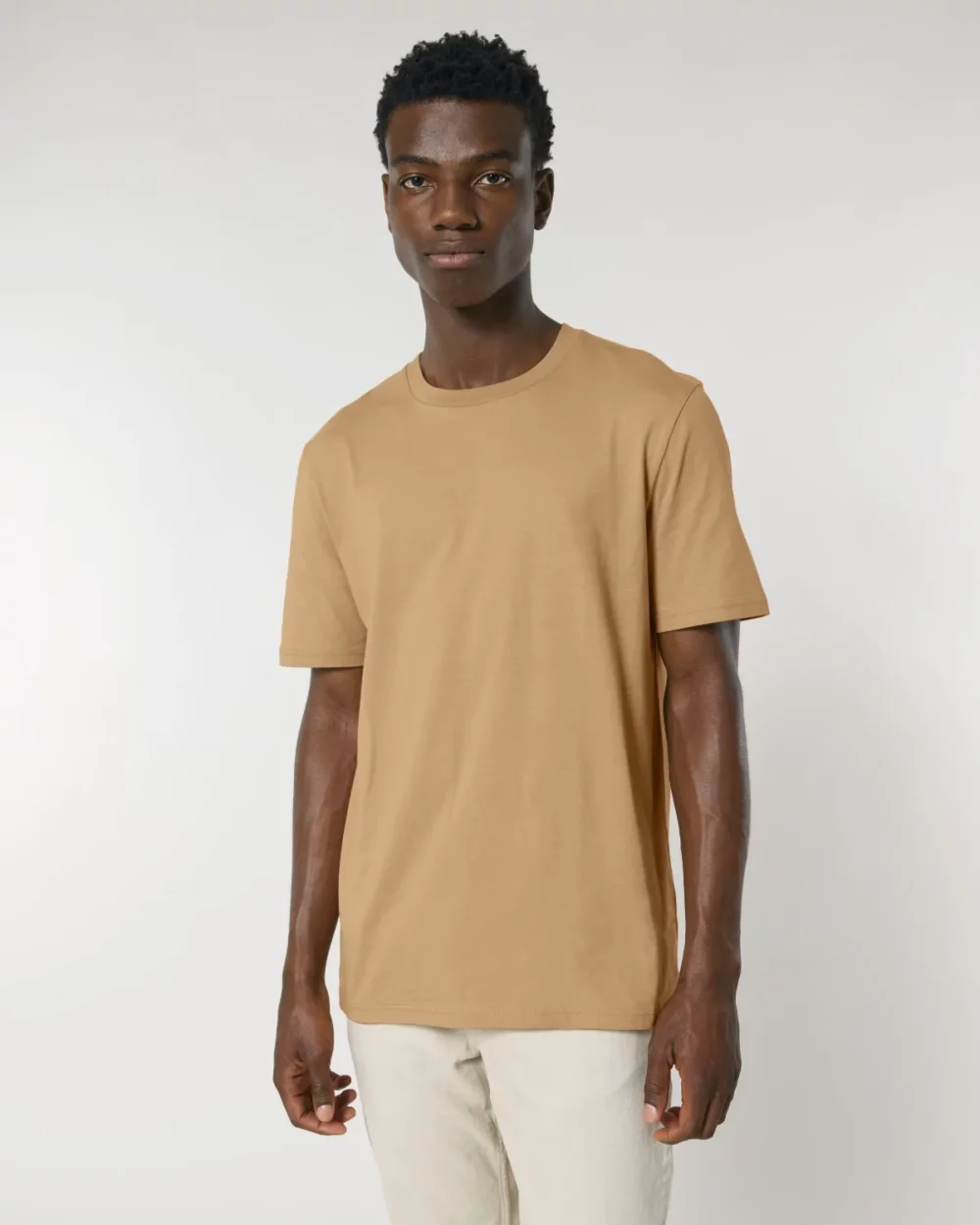 T-shirt bio unisexe Creator 2.0 coloris Latte, porté, vue de face