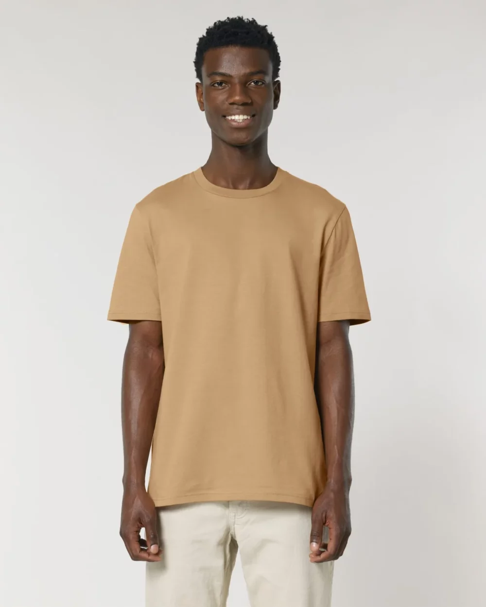 T-shirt bio unisexe Creator 2.0 coloris Latte, porté, vue de face