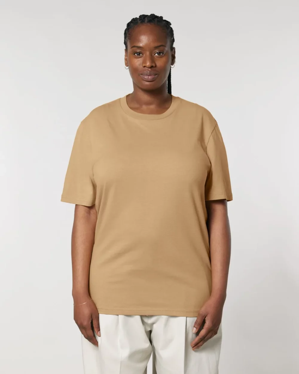 T-shirt bio unisexe Creator 2.0 coloris Latte, porté, vue de face