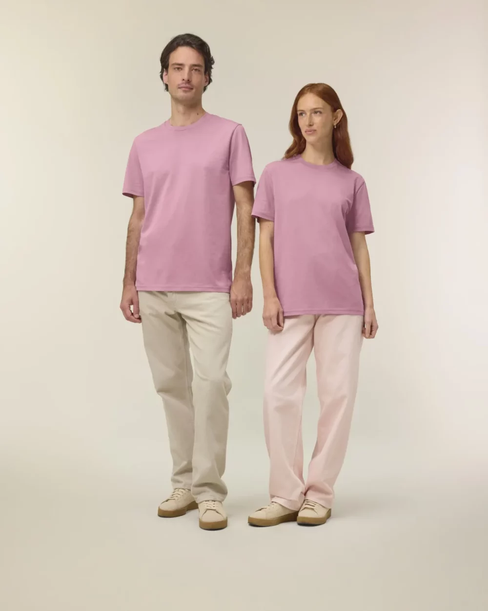 T-shirt bio unisexe Creator 2.0 coloris Lilac Dream, porté à deux