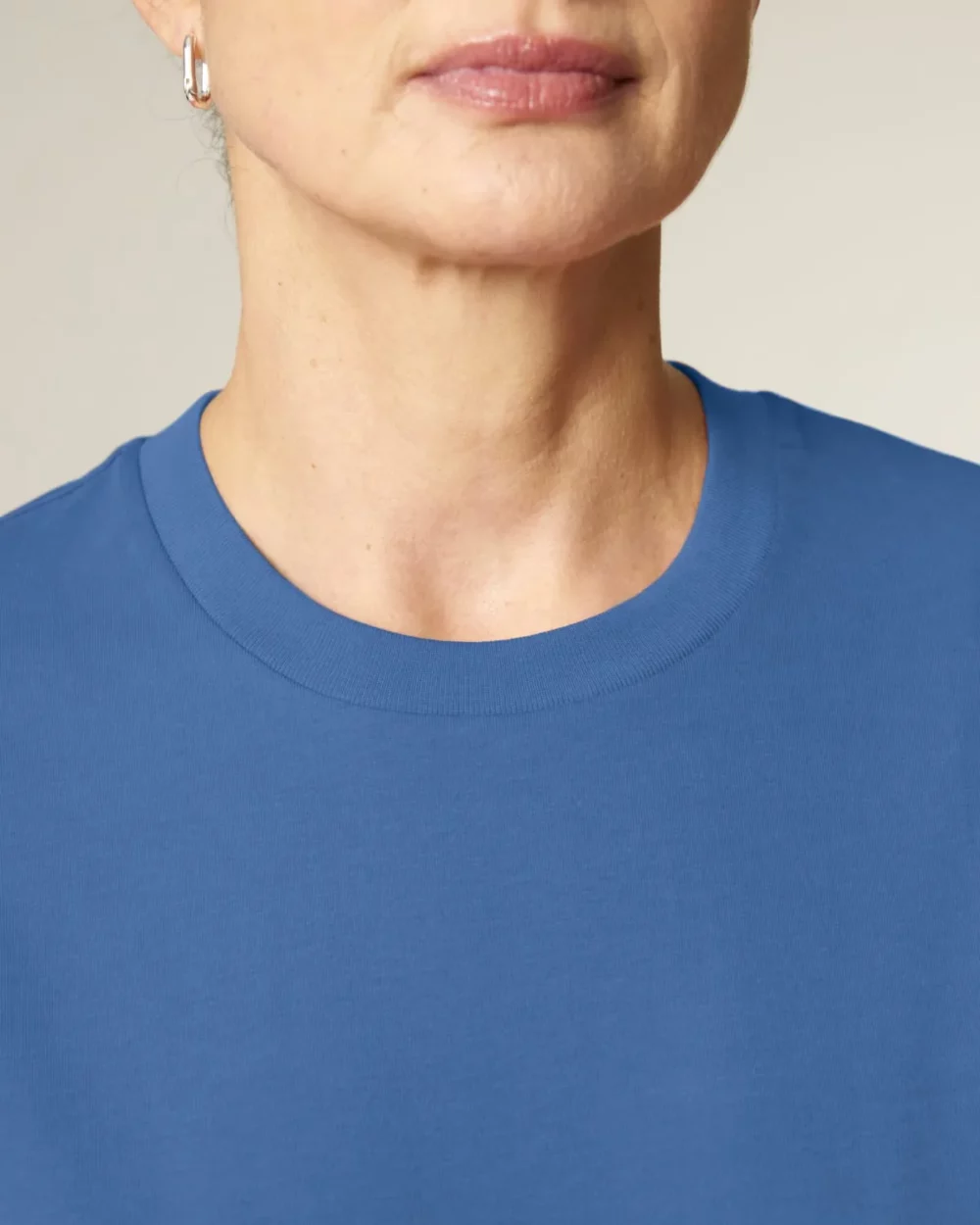 T-shirt bio unisexe Creator 2.0 coloris Mindful Blue, détail porté