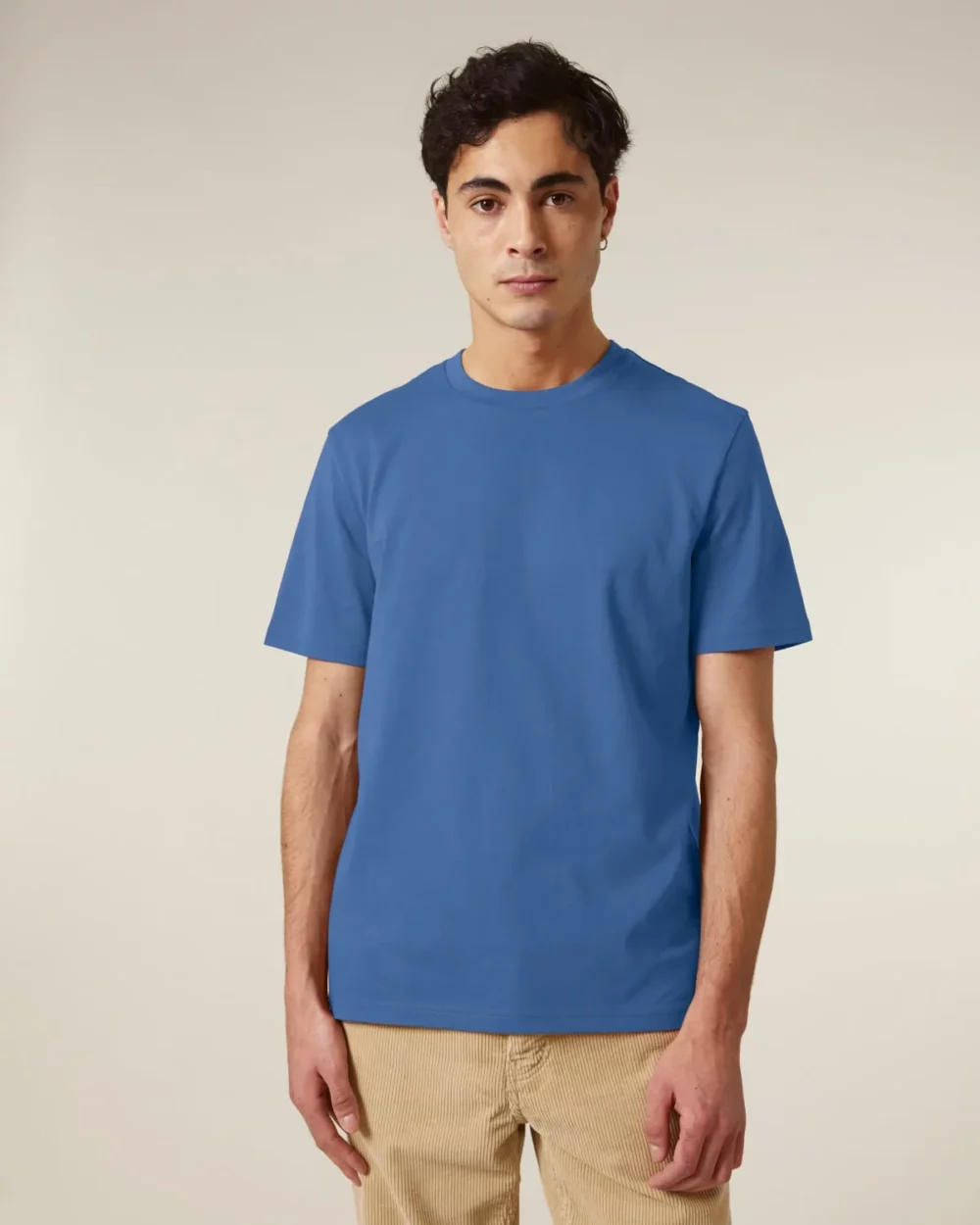 T-shirt bio unisexe Creator 2.0 coloris Mindful Blue, porté, vue de face