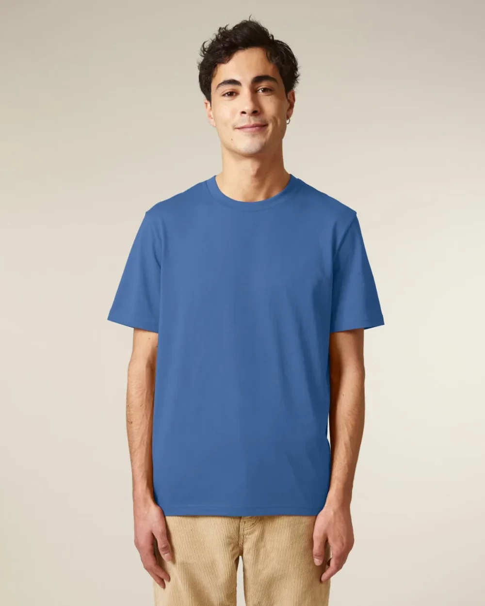 T-shirt bio unisexe Creator 2.0 coloris Mindful Blue, porté, vue de face