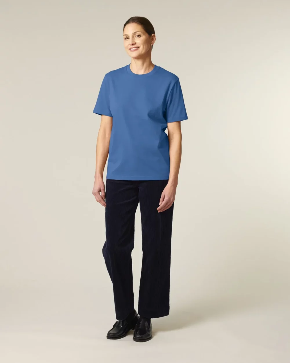 T-shirt bio unisexe Creator 2.0 coloris Mindful Blue, porté, vue de face