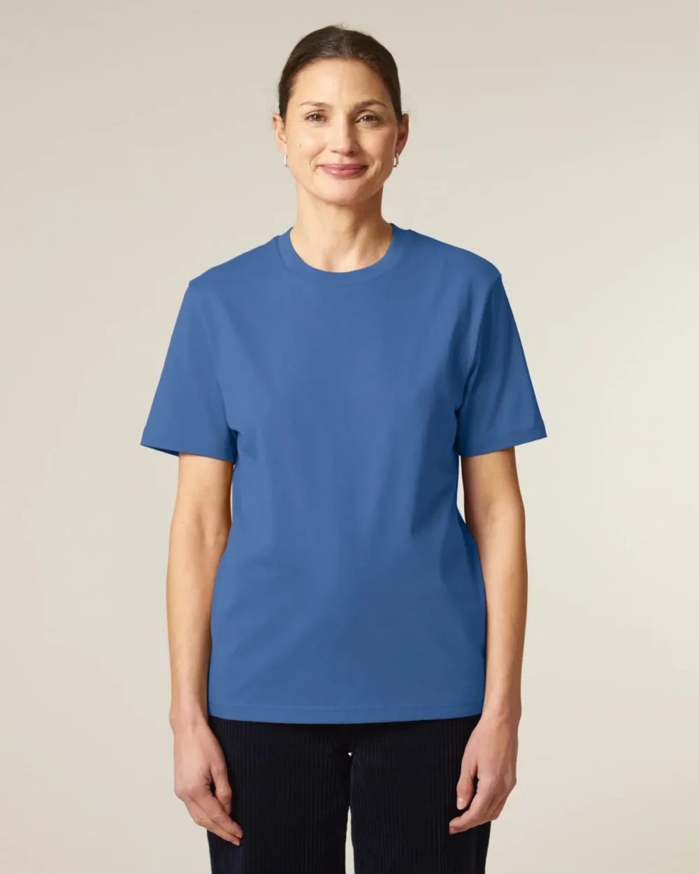 T-shirt bio unisexe Creator 2.0 coloris Mindful Blue, porté, vue de face