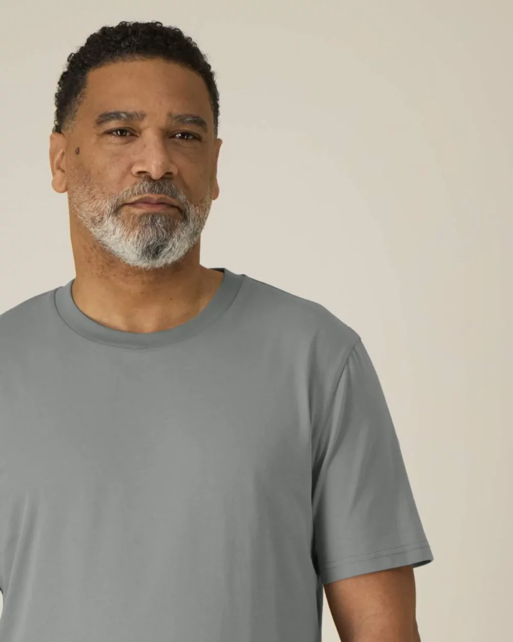 T-shirt bio unisexe Creator 2.0 coloris Misty Grey, détail porté
