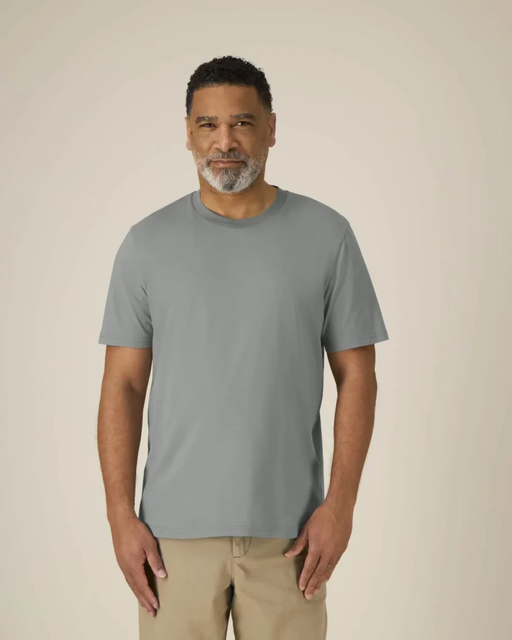 T-shirt bio unisexe Creator 2.0 coloris Misty Grey, porté, vue de face