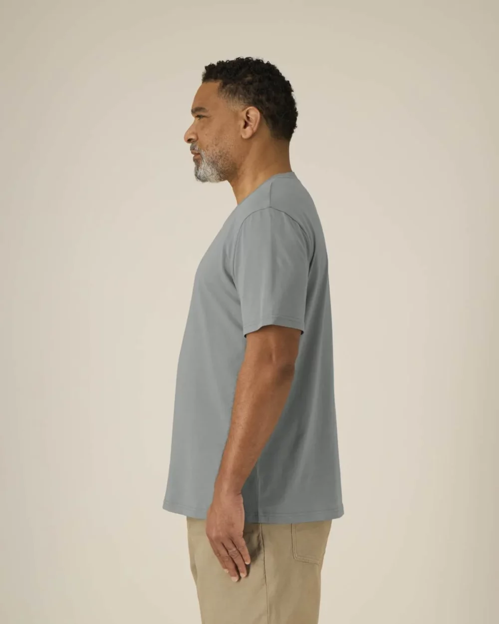 T-shirt bio unisexe Creator 2.0 coloris Misty Grey, porté, vue de face