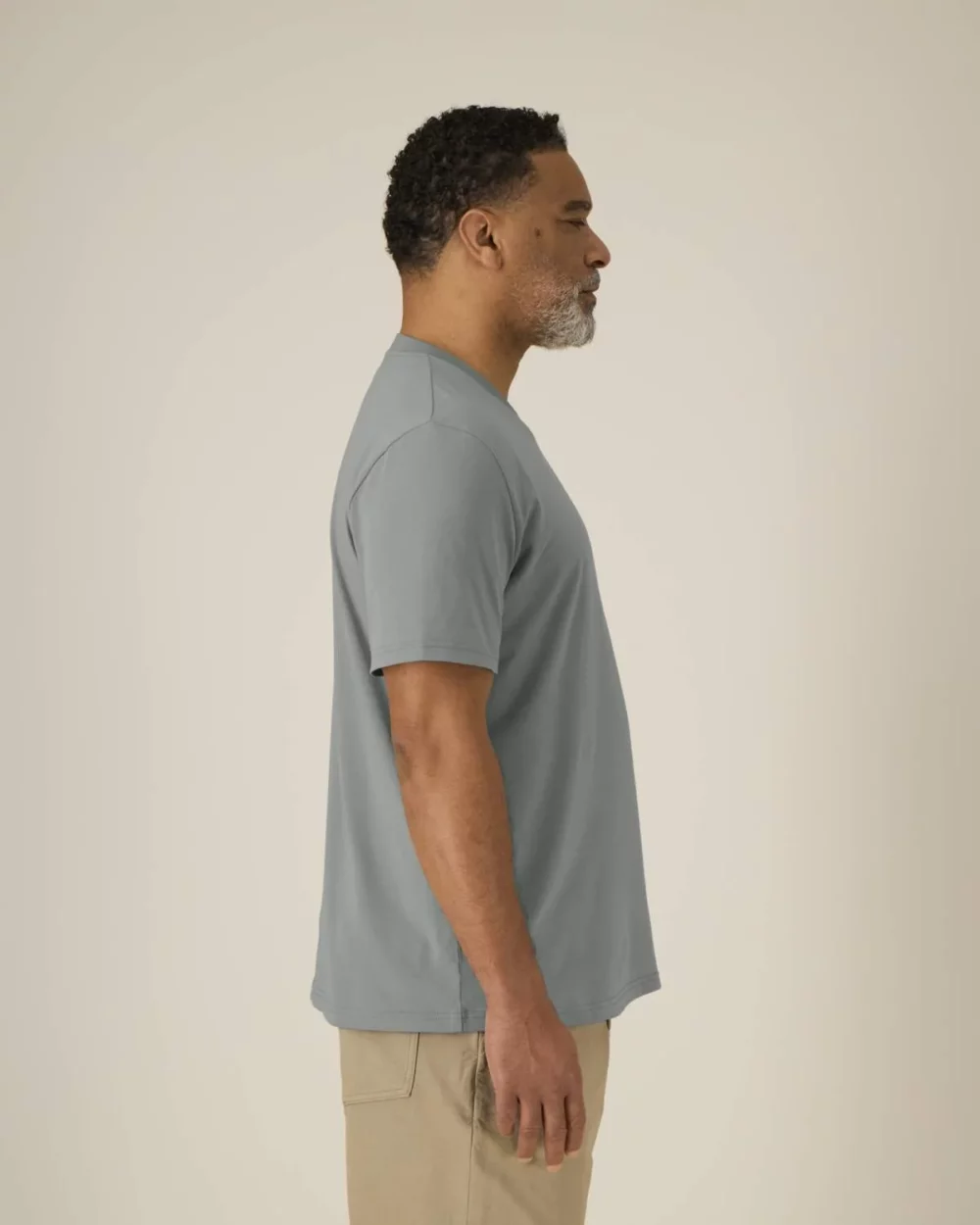 T-shirt bio unisexe Creator 2.0 coloris Misty Grey, porté, vue de face