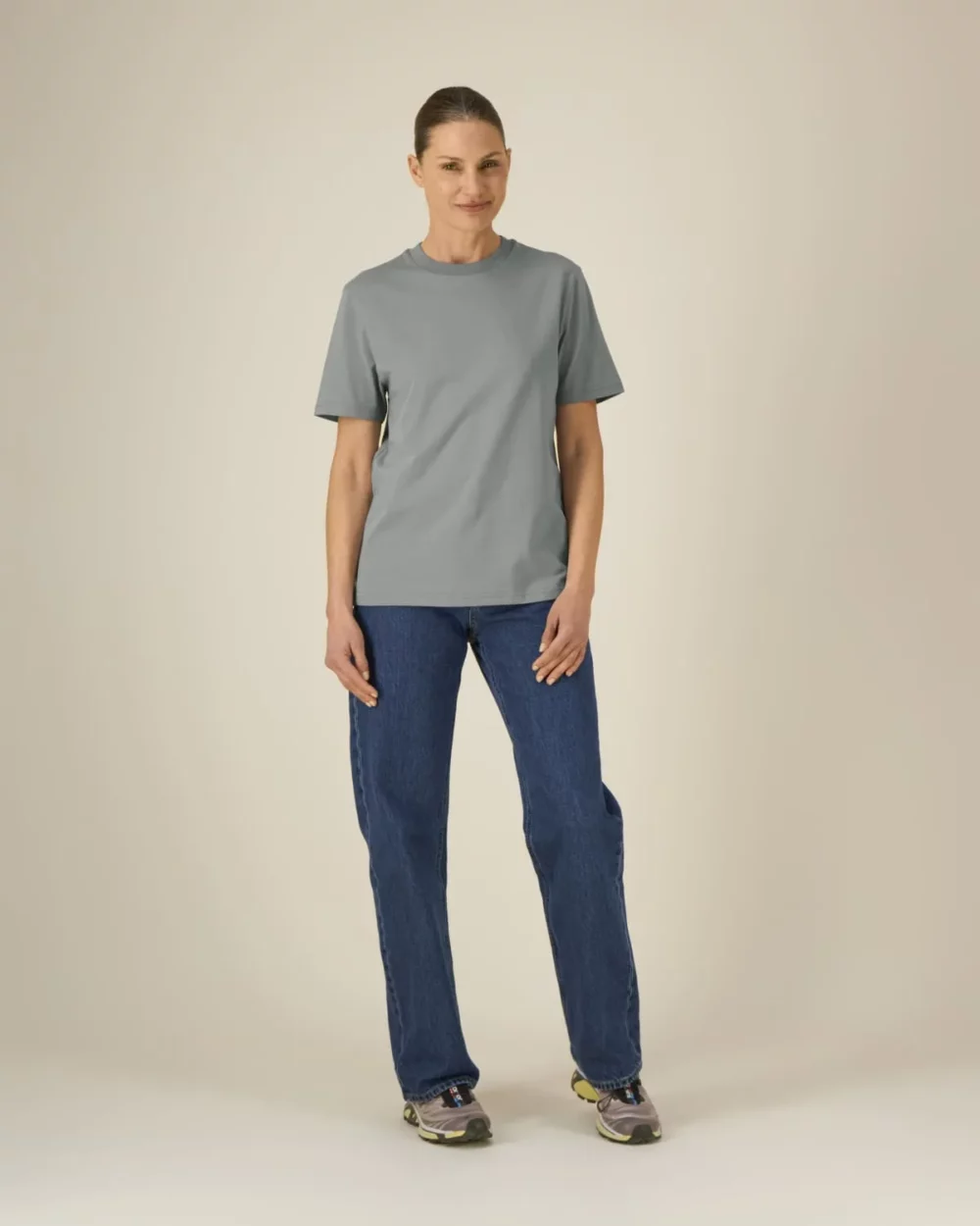 T-shirt bio unisexe Creator 2.0 coloris Misty Grey, porté, vue de face