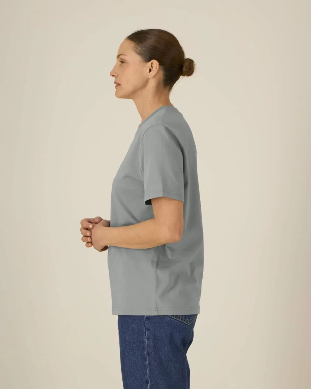 T-shirt bio unisexe Creator 2.0 coloris Misty Grey, porté, vue de face