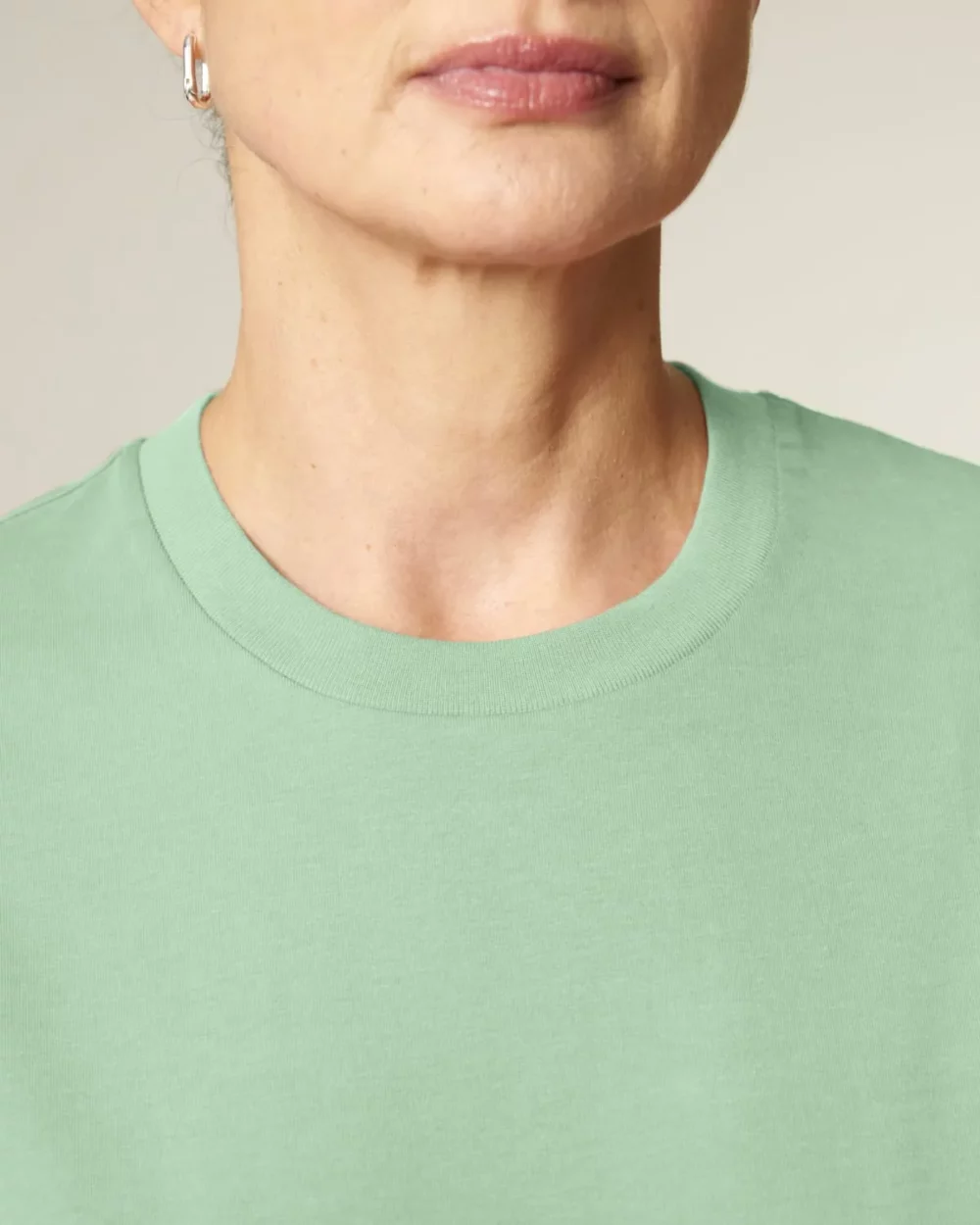 T-shirt bio unisexe Creator 2.0 coloris Misty Jade, détail porté