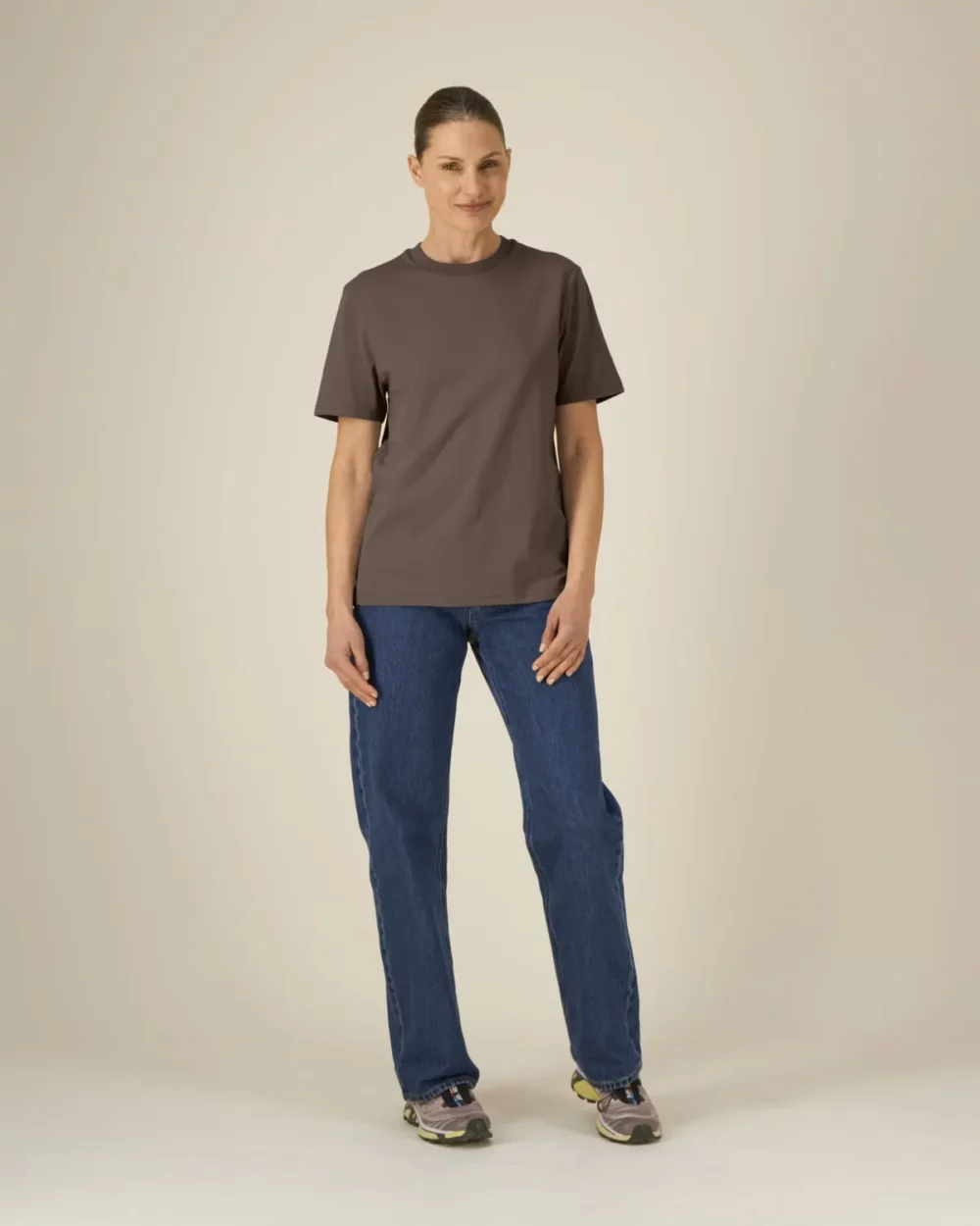 T-shirt bio unisexe Creator 2.0 coloris Mocha, porté, vue de face