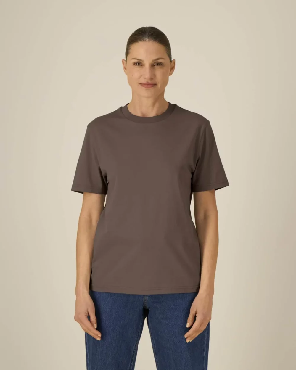 T-shirt bio unisexe Creator 2.0 coloris Mocha, porté, vue de face