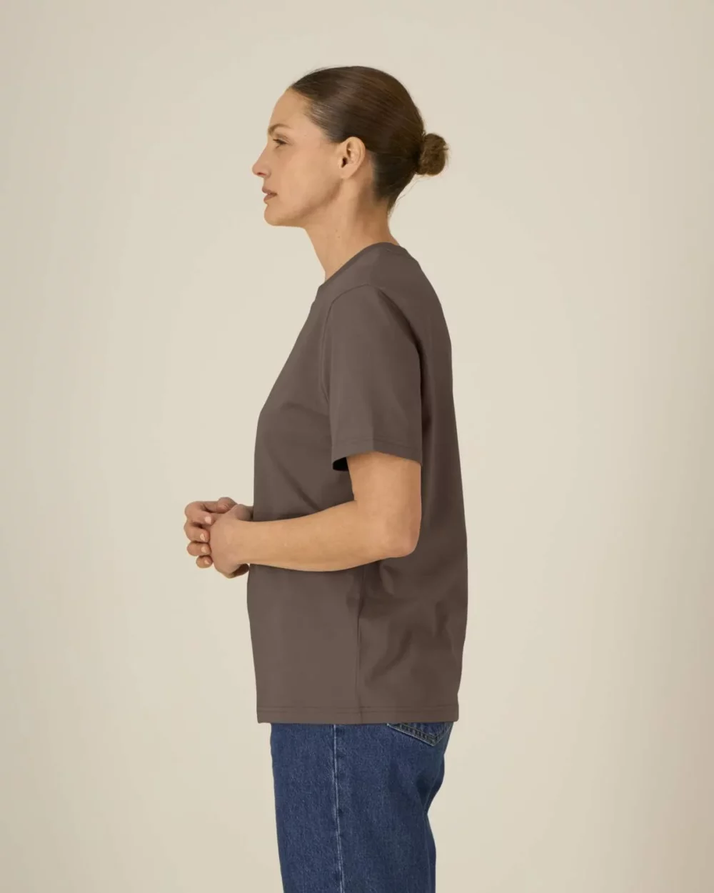 T-shirt bio unisexe Creator 2.0 coloris Mocha, porté, vue de face