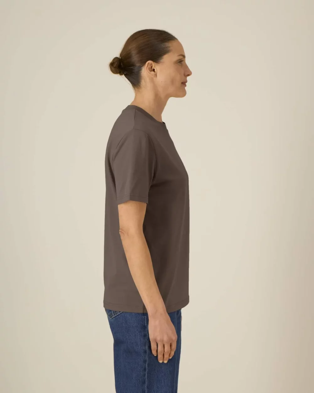 T-shirt bio unisexe Creator 2.0 coloris Mocha, porté, vue de face