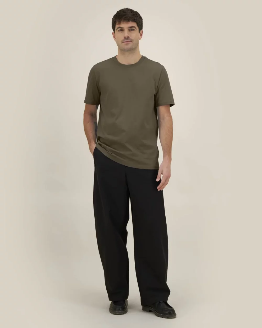 T-shirt bio unisexe Creator 2.0 coloris Mosstone, porté, vue de face