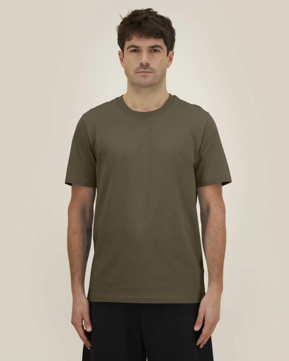 T-shirt bio unisexe Creator 2.0 coloris Mosstone, porté, vue de face