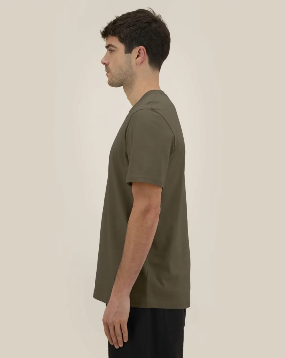T-shirt bio unisexe Creator 2.0 coloris Mosstone, porté, vue de face