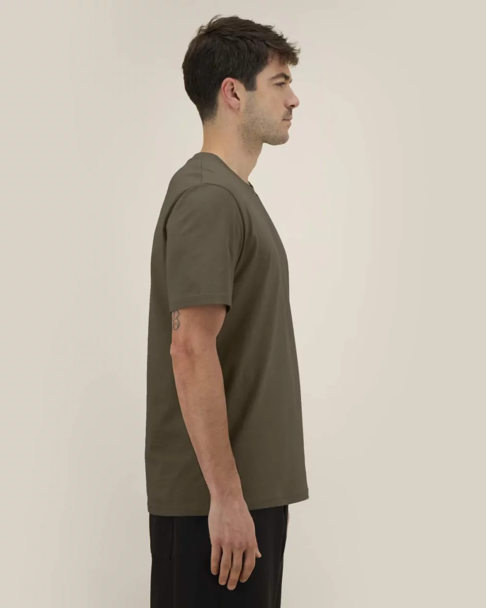 T-shirt bio unisexe Creator 2.0 coloris Mosstone, porté, vue de face