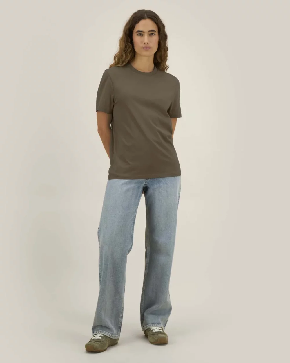 T-shirt bio unisexe Creator 2.0 coloris Mosstone, porté, vue de face