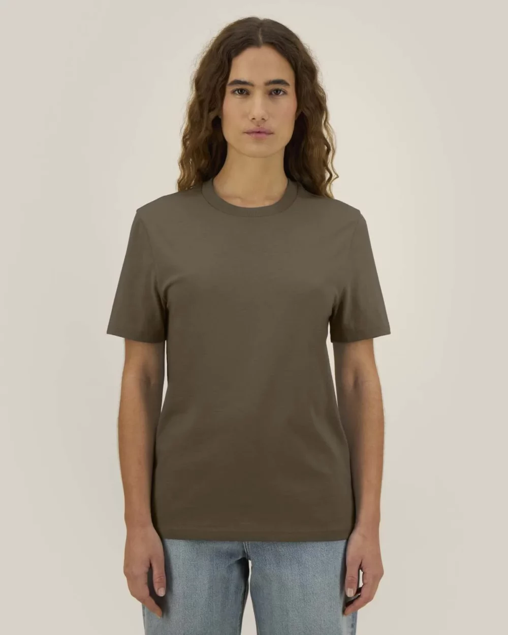 T-shirt bio unisexe Creator 2.0 coloris Mosstone, porté, vue de face