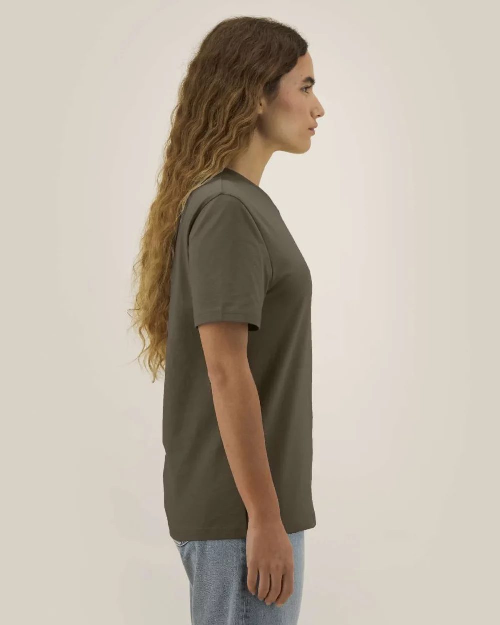 T-shirt bio unisexe Creator 2.0 coloris Mosstone, porté, vue de face