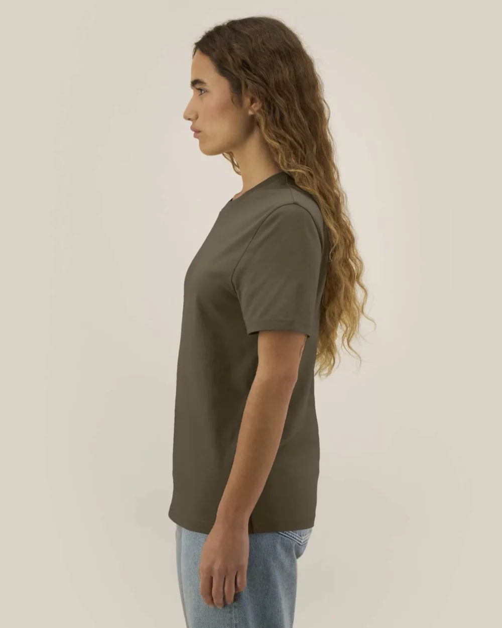 T-shirt bio unisexe Creator 2.0 coloris Mosstone, porté, vue de face