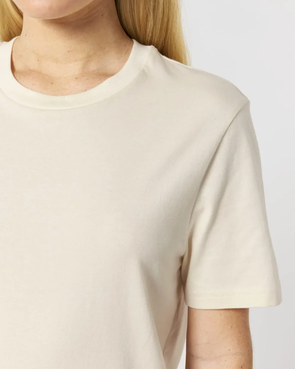 T-shirt bio unisexe Creator 2.0 coloris Natural Raw, détail porté